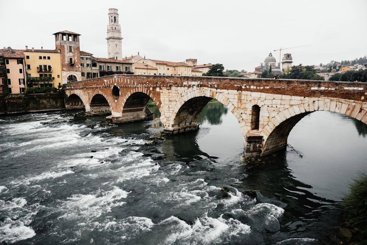 potret Ponte Piatram Verona, Italia