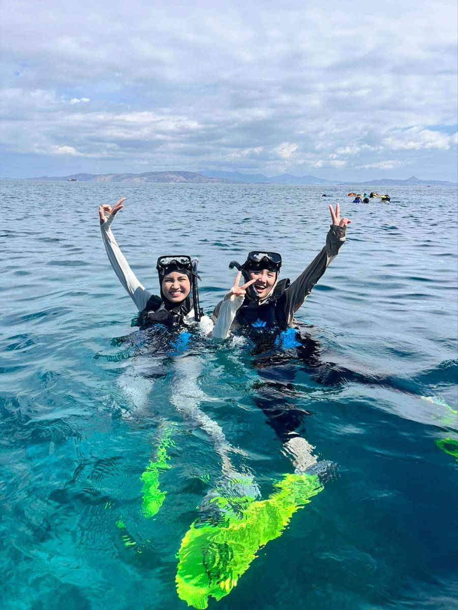 Xaviera Putri snorkling di Labuan Bajo
