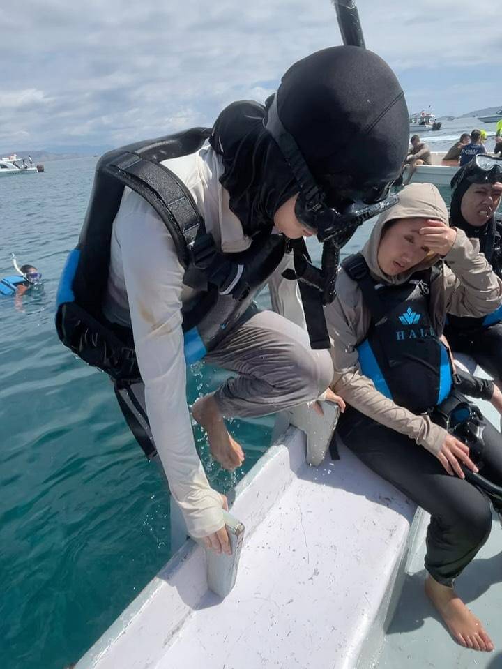 Xaviera Putri snorkling di Labuan Bajo