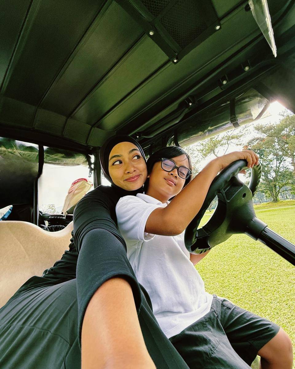 keluarga Ayudia Bing Slamet main golf