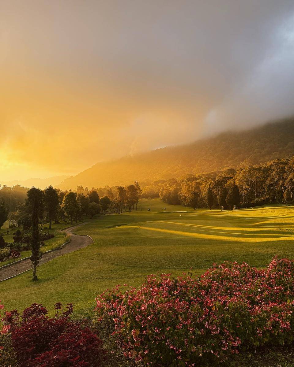 keluarga Ayudia Bing Slamet main golf