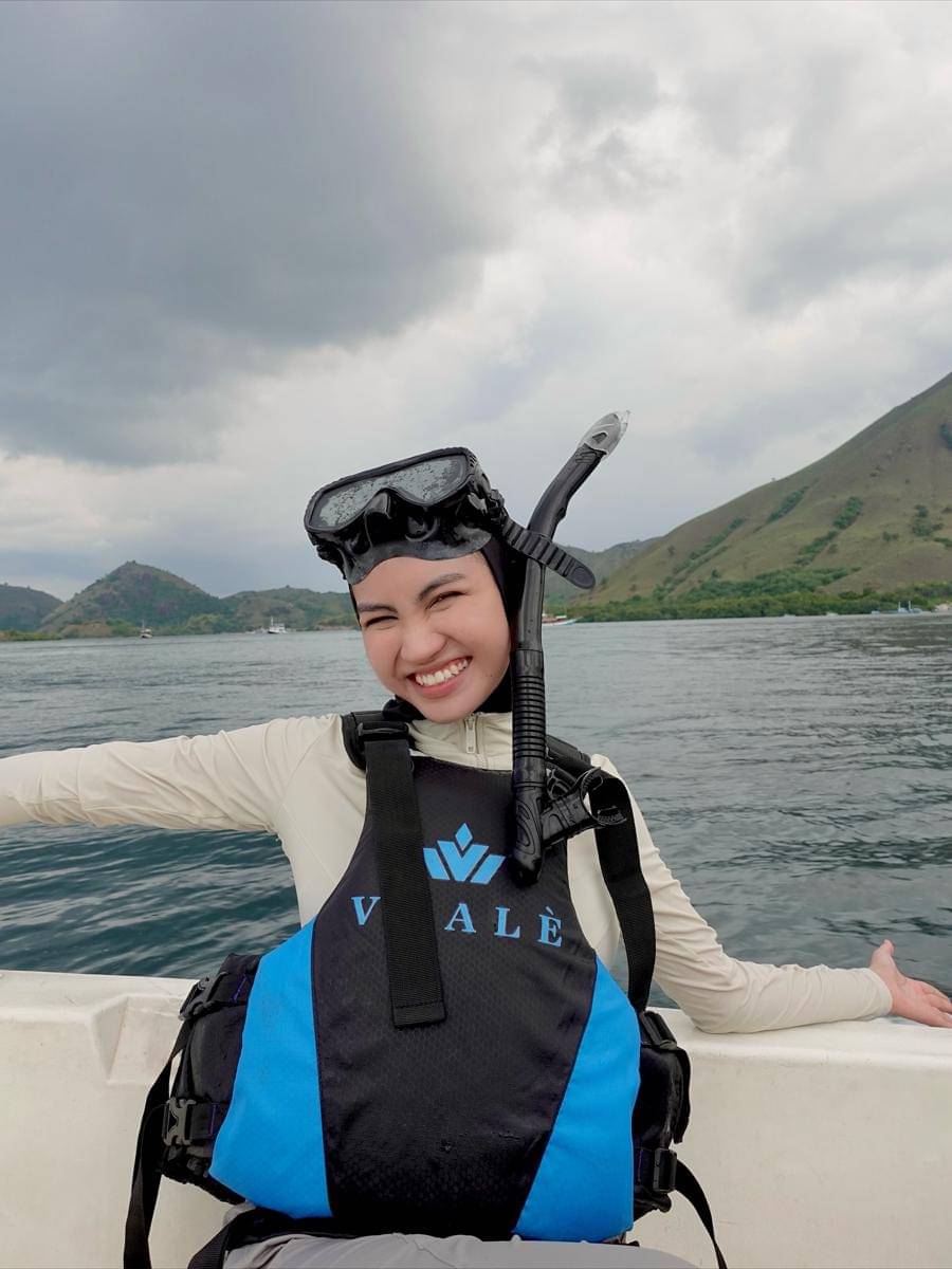 Xaviera Putri snorkling di Labuan Bajo