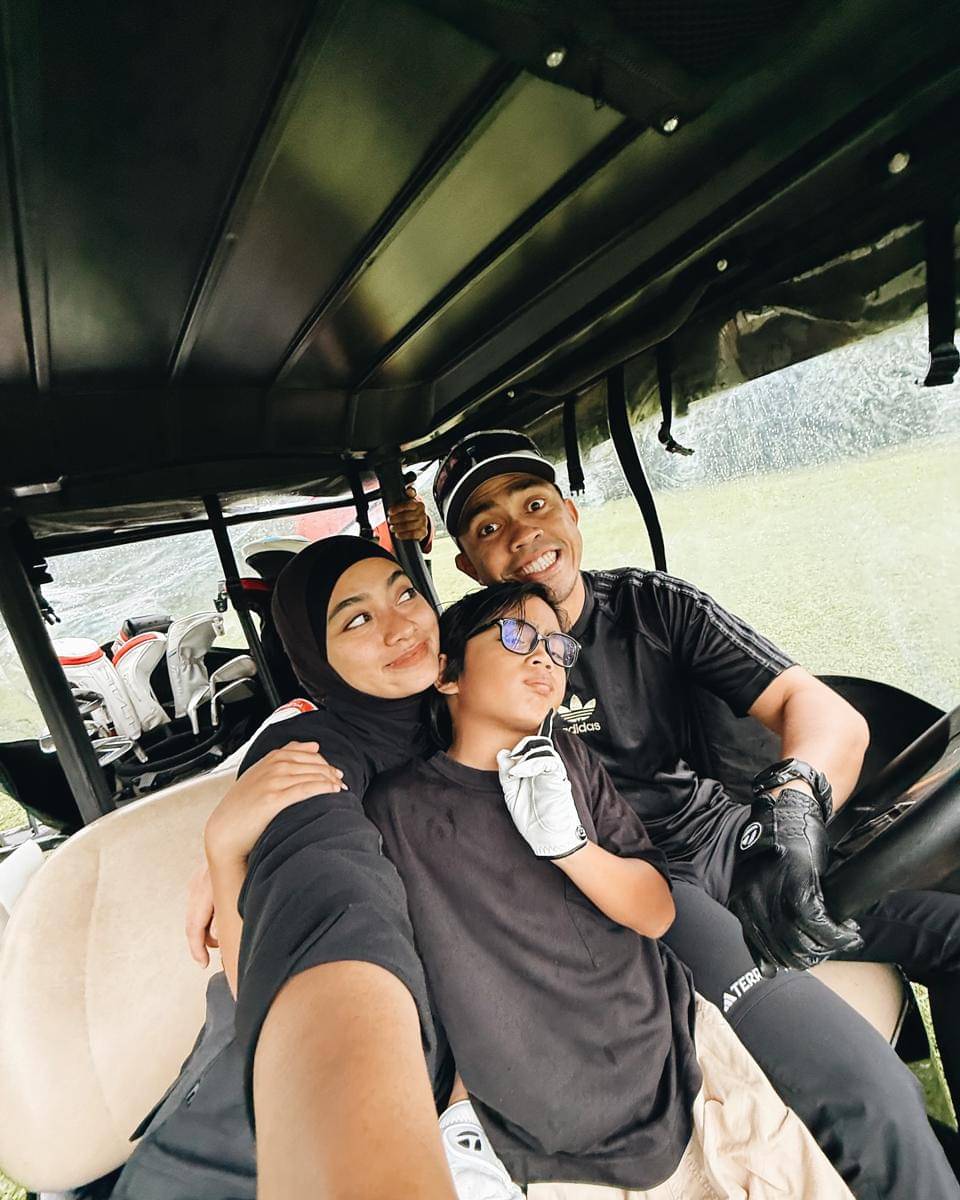 keluarga Ayudia Bing Slamet main golf