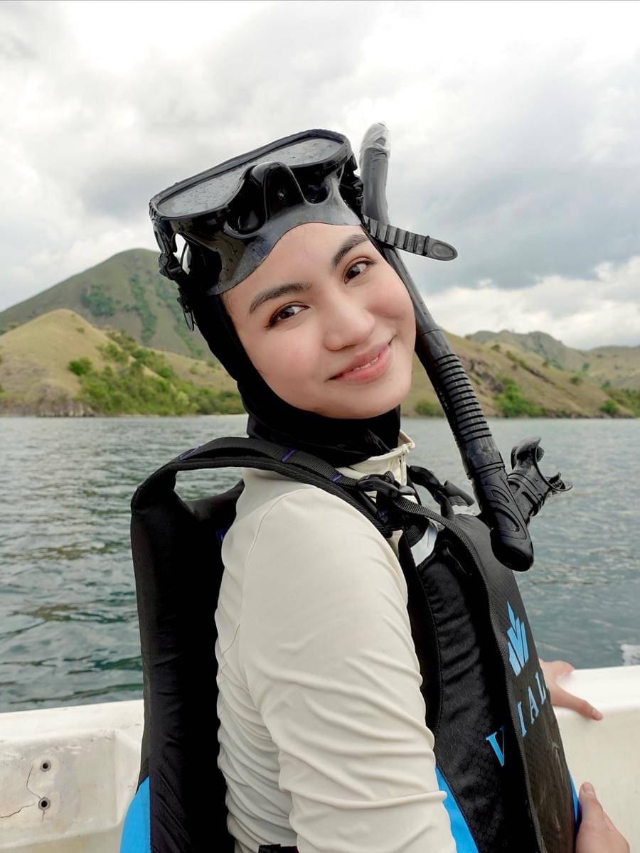 Xaviera Putri snorkling di Labuan Bajo