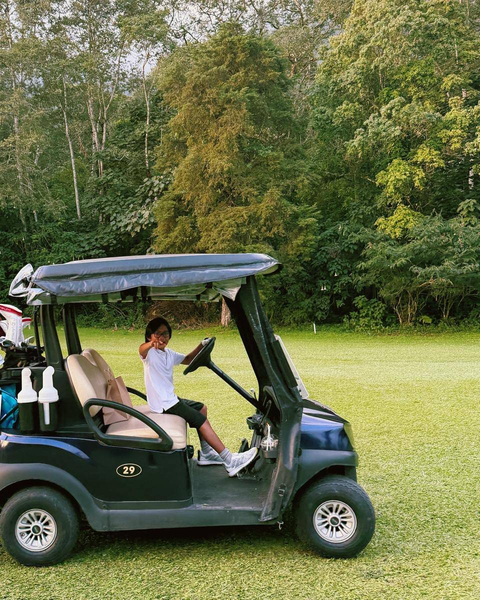 keluarga Ayudia Bing Slamet main golf
