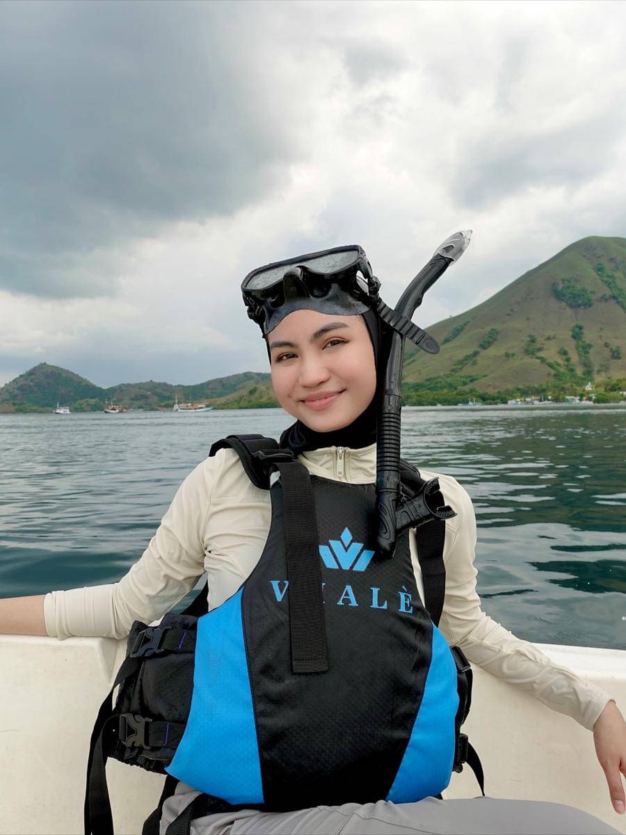 Xaviera Putri snorkling di Labuan Bajo