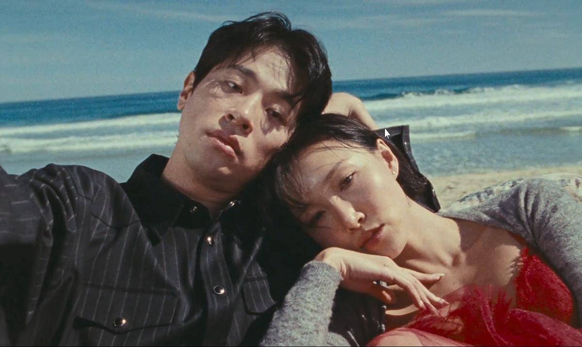 potret Hwasa dan Park Jung Min dalam MV "Good Goodbye" 