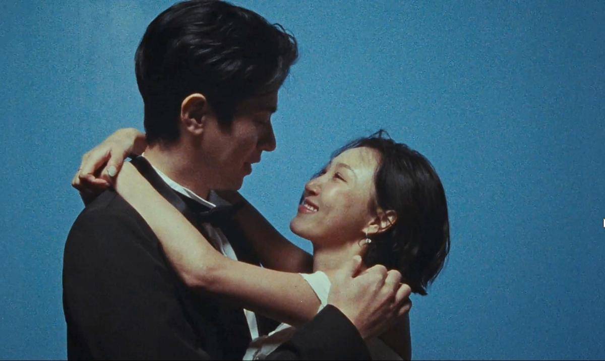 potret Hwasa dan Park Jung Min dalam MV "Good Goodbye"