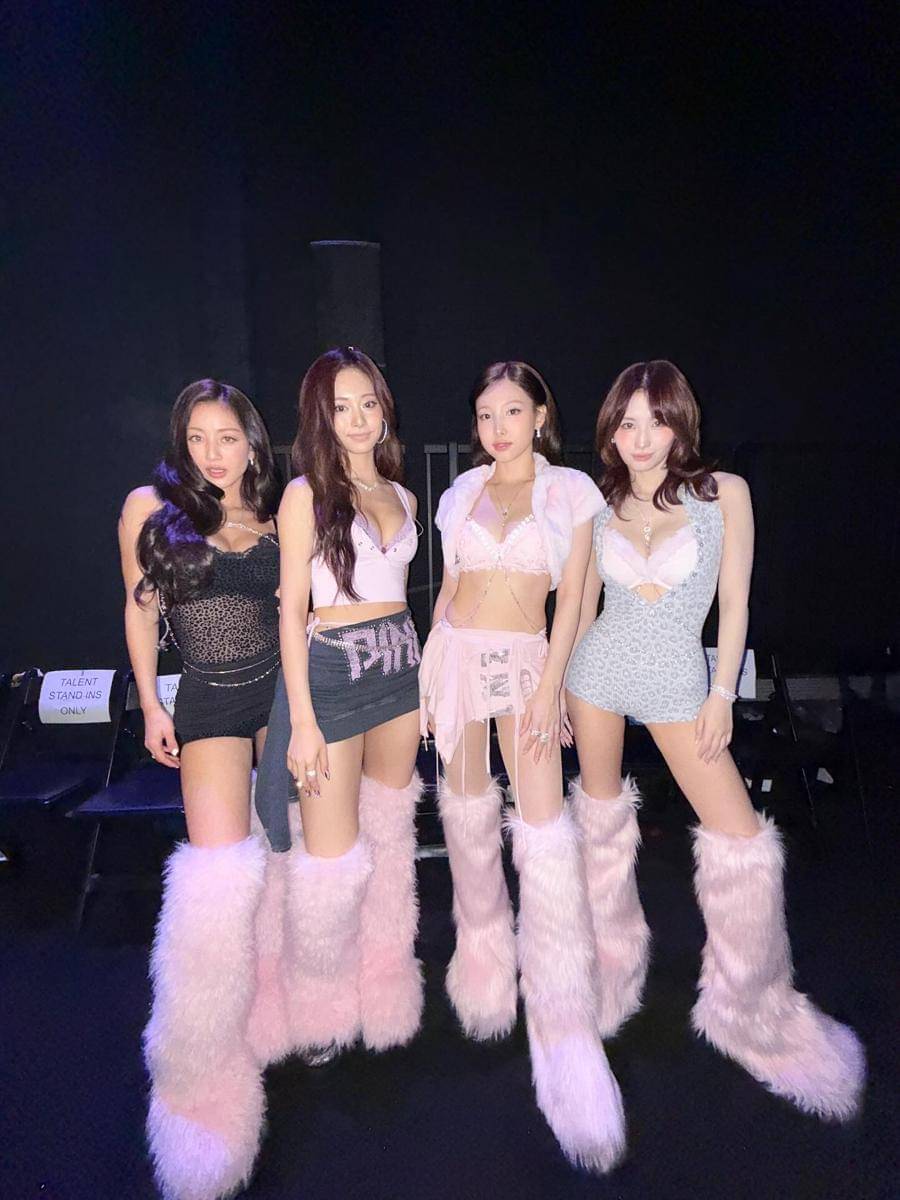 Jihyo TWICE dengan naked dressing