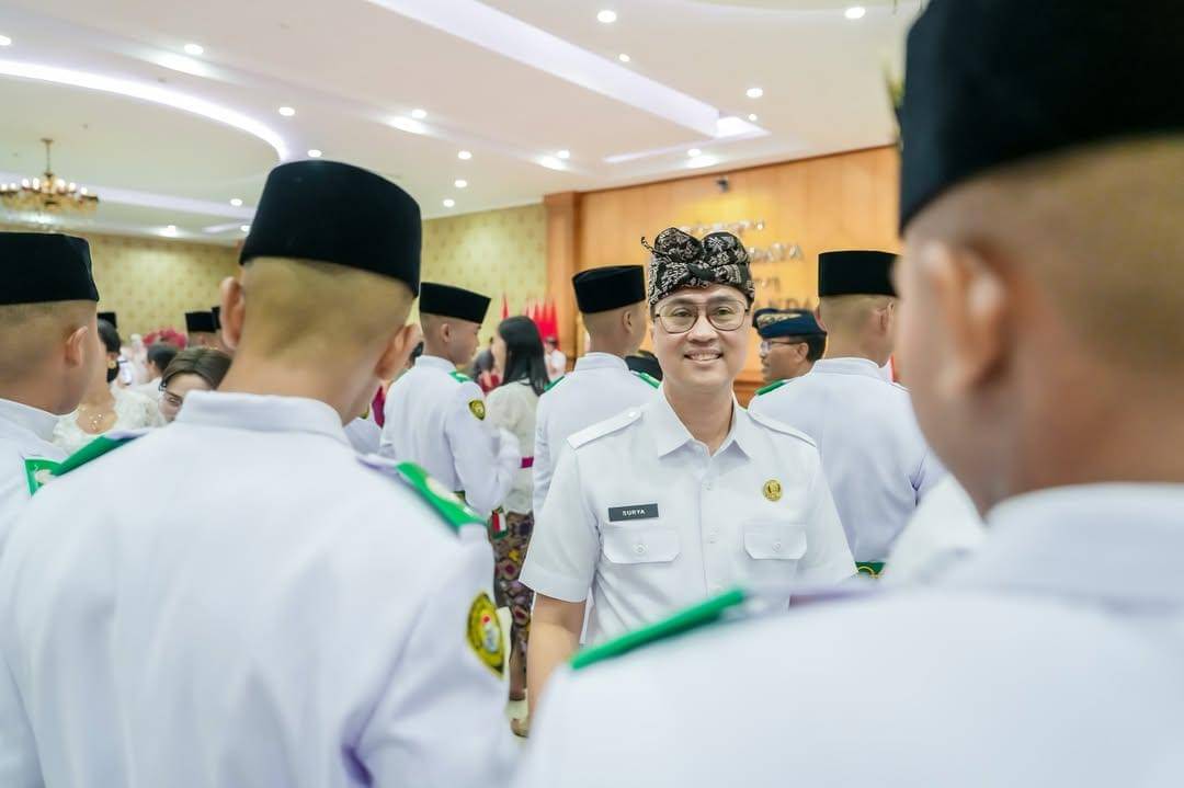 Ida Bagus Surya Suamba (tengah kaca mata) dalam suatu kegiatan.