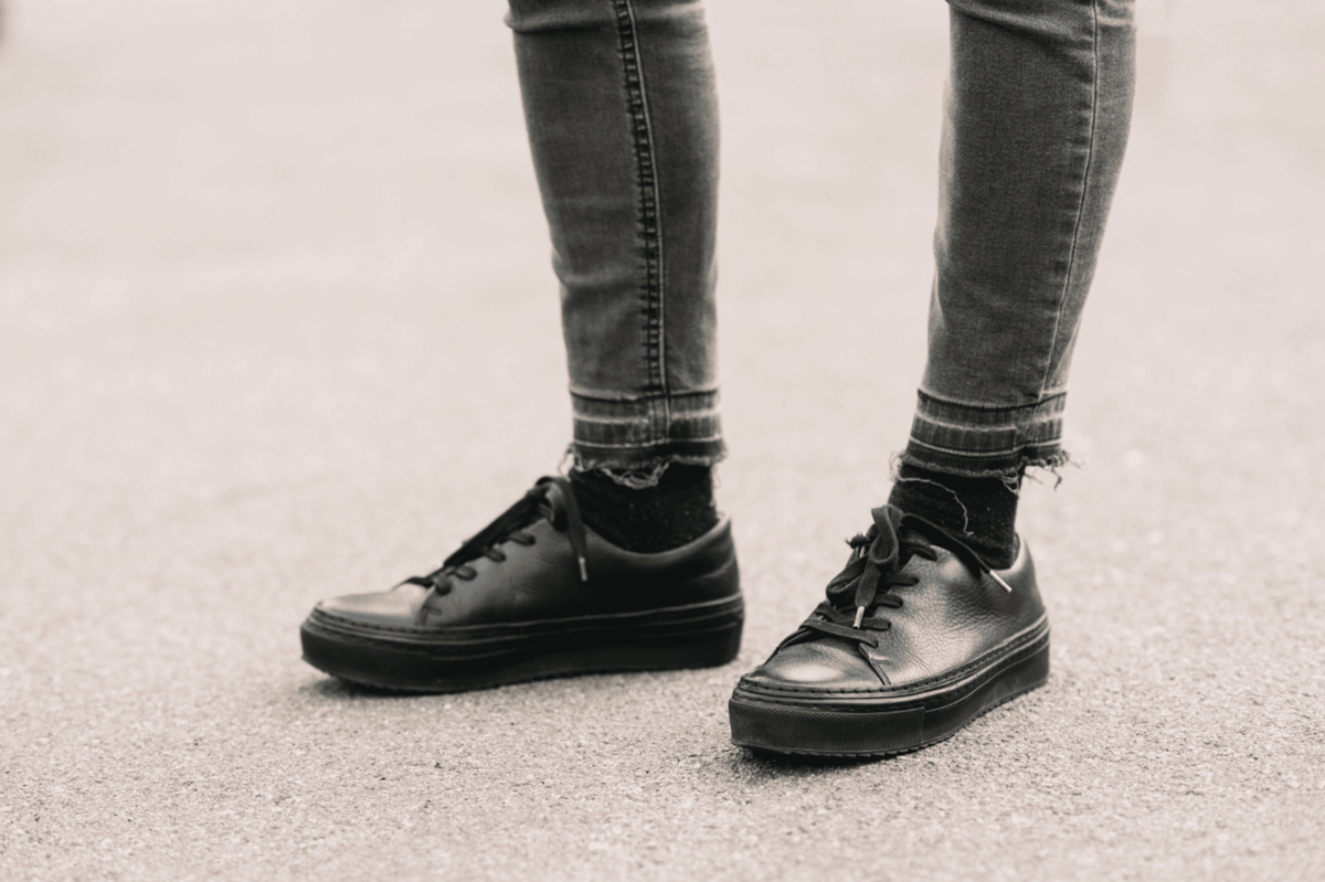 ilustrasi sneakers full black