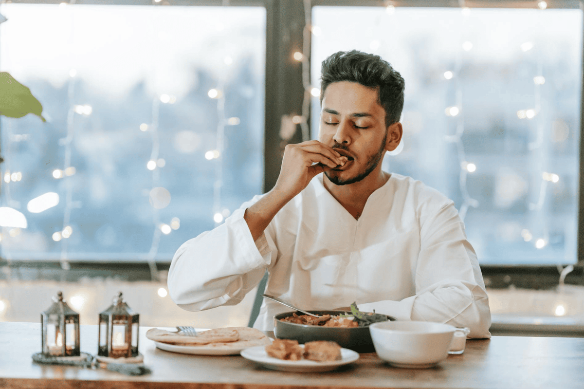 ilustrasi seorang laki-laki berbuka puasa