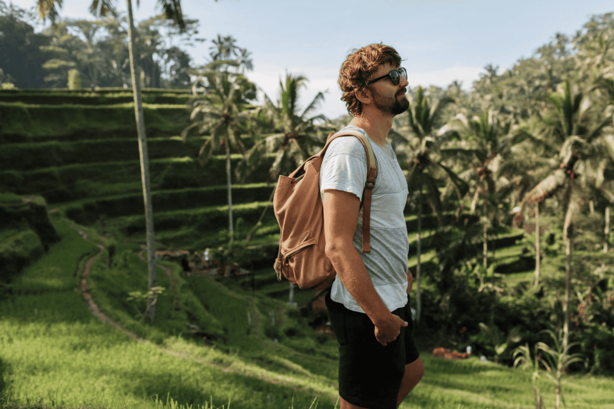 ilustrasi pria melakukan solo travelling