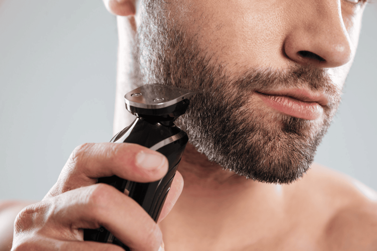 ilustrasi pria menggunakan electric shaver