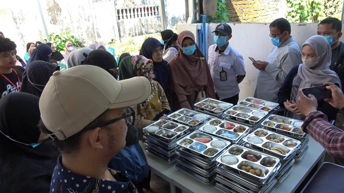 Salah satu SPPG di Makassar mengajak guru dan orang tua murid mencicipi menu program MBG. (DOK. Istimewa)