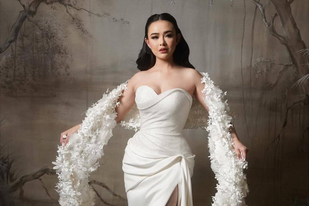 Floral scarf and draped strapless dress; a ritzy fusion that sings the most eloquent lyric, expr.jpg