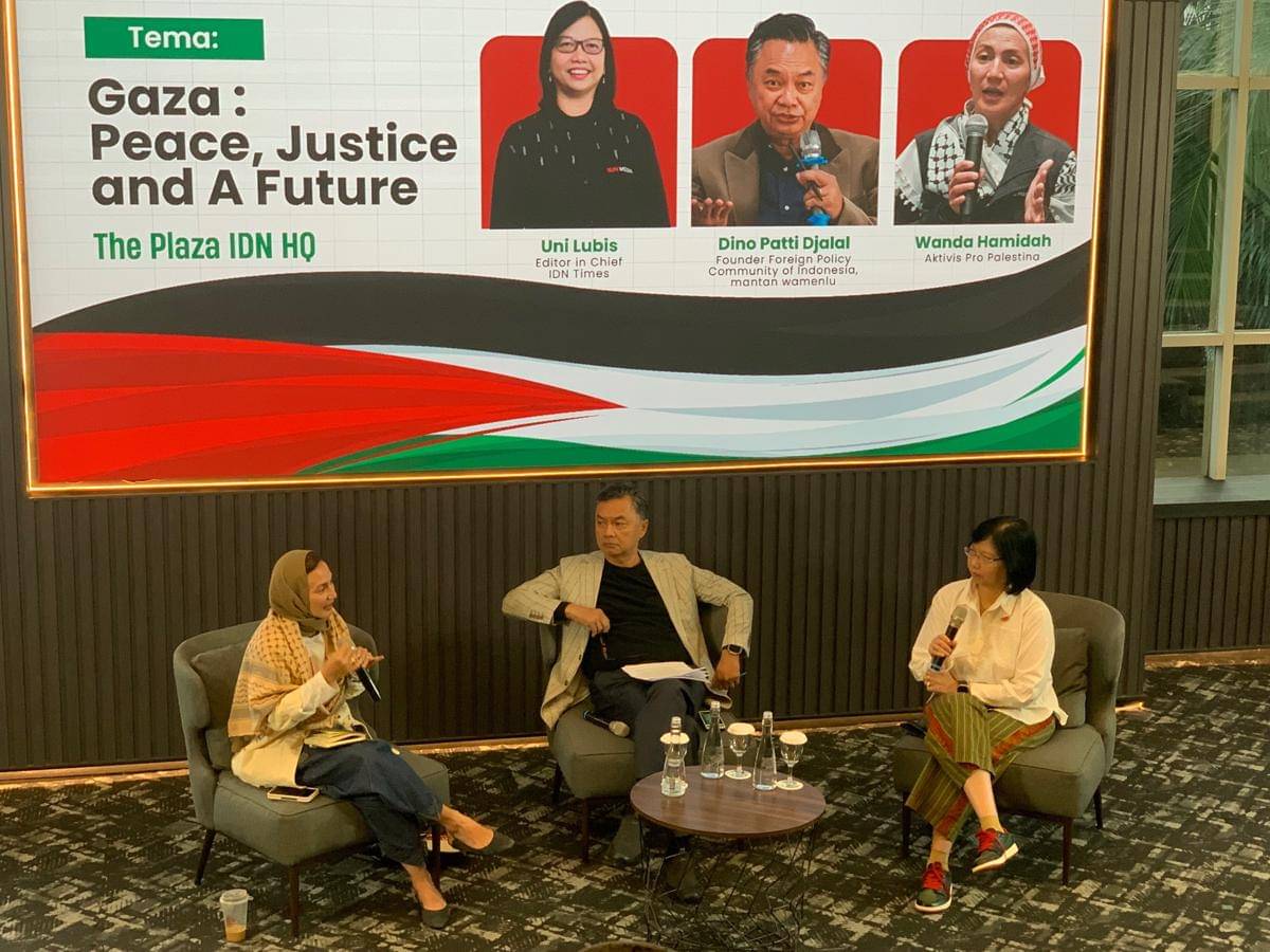Wanda Hamidah, Dino Patti Djalal, Uni Lubis dalam talkshow Gaza: Peace, Justice, and A Future (IDN Times/Zahrotustianah)
