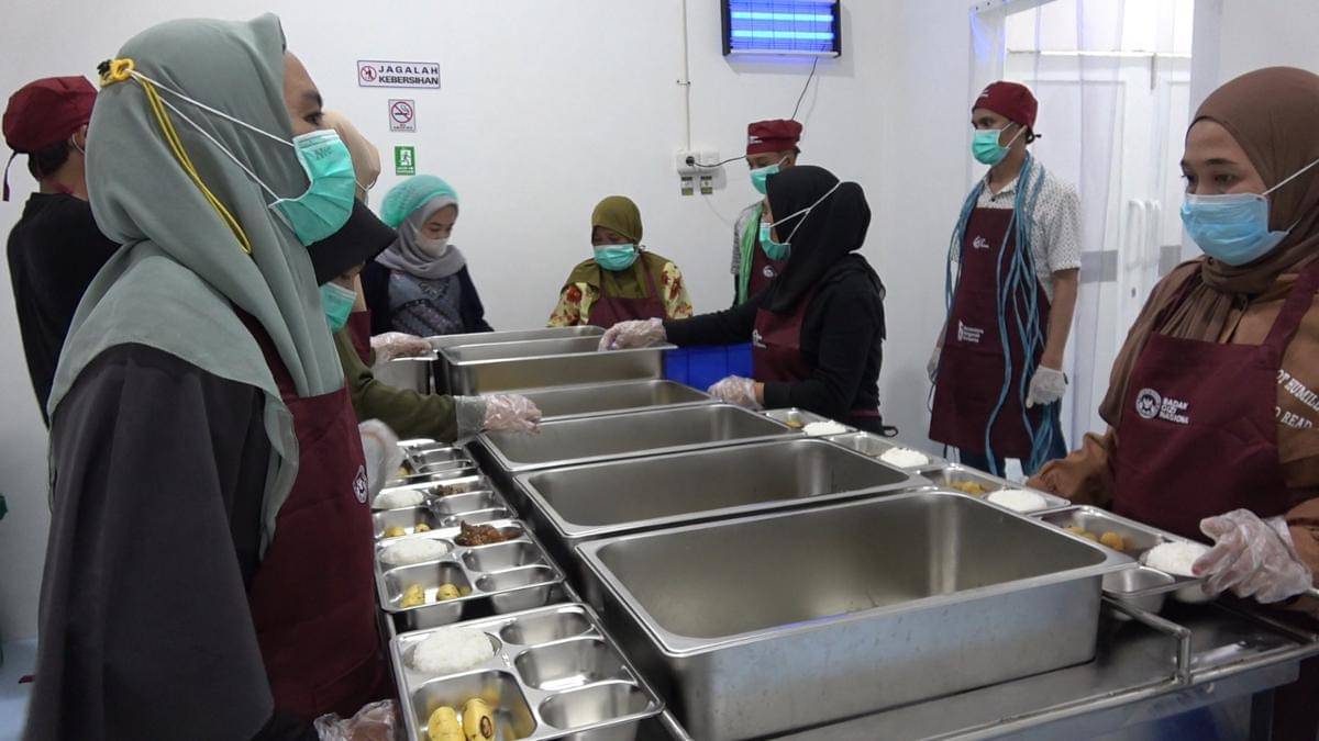 Salah satu SPPG di Makassar mengajak guru dan orang tua murid mencicipi menu program MBG. (DOK. Istimewa)