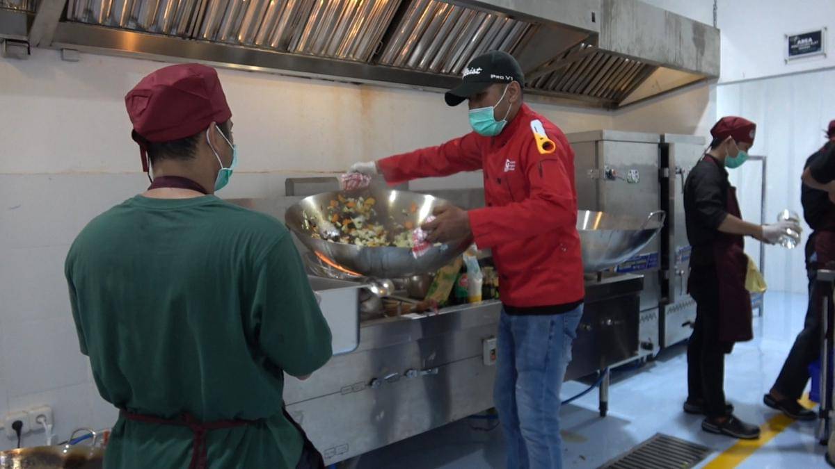 Salah satu SPPG di Makassar mengajak guru dan orang tua murid mencicipi menu program MBG. (DOK. Istimewa)
