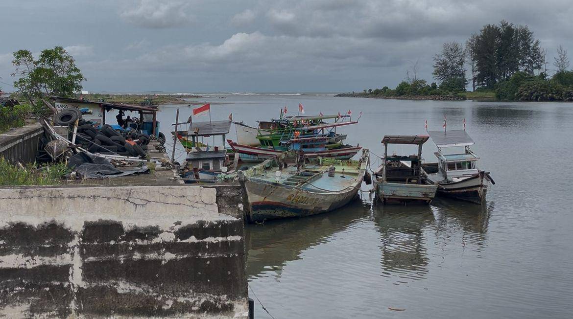 Nelayan memarkirkan kapal kecil di Muaro Anai (Foto: IDN Times/Halbert Caniago)