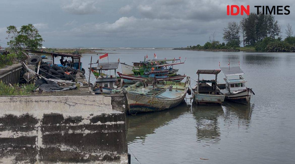 Nelayan memarkirkan kapal kecil di Muaro Anai (Foto: IDN Times/Halbert Caniago)