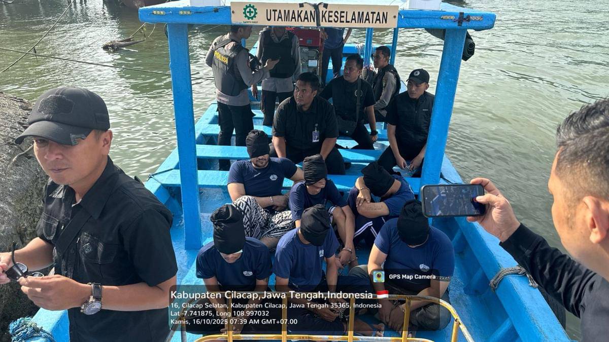 Dirjen Pemasyarakatan memindahkan Amar Zoni dan lima warga binaan high risk ke Lapas High Risk Karanganyar, Nusakambangan. (Dok. Kementerian Imigrasi dan Pemasyarakatan)