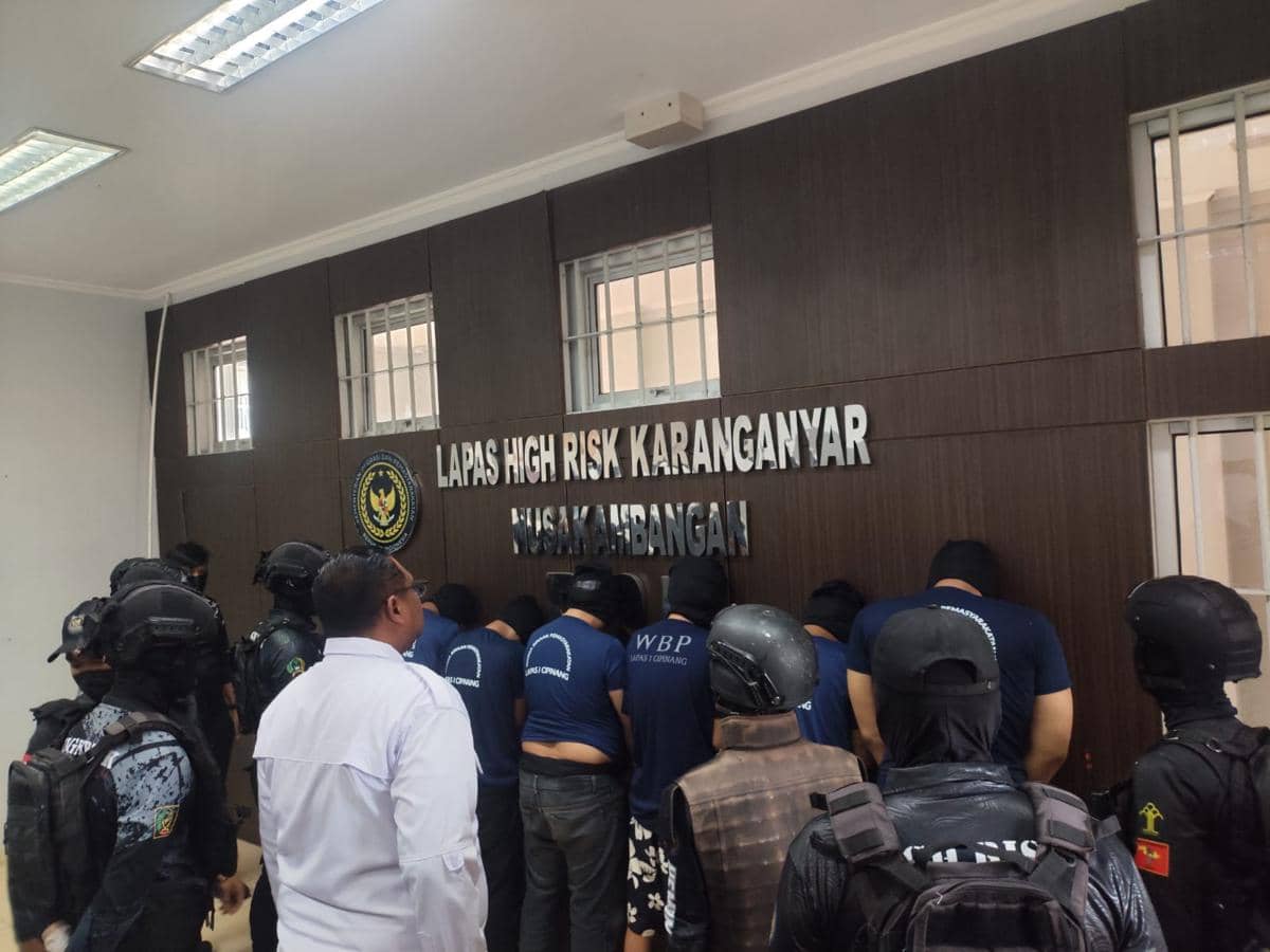 Dirjen Pemasyarakatan memindahkan Ammar Zoni dan lima warga binaan high risk ke Lapas High Risk Karanganyar, Nusakambangan.