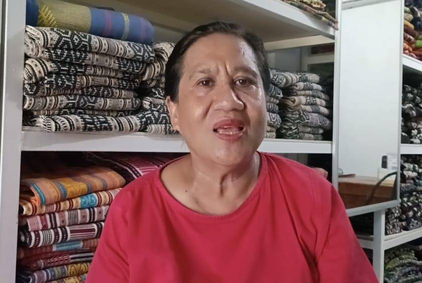 Penjual kain tenun NTT, Esther. (IDN Times/Putra F.D Bali Mula)