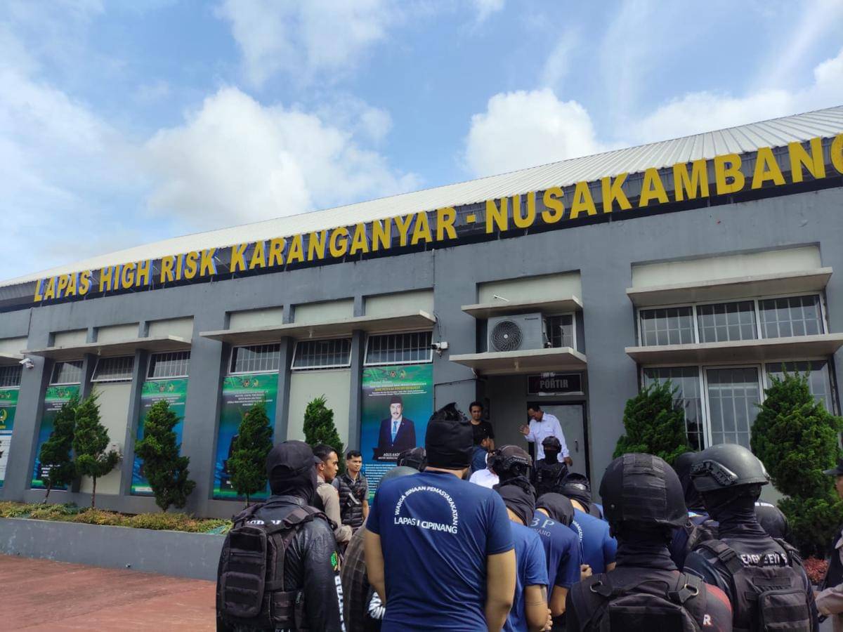 Dirjen Pemasyarakatan memindahkan Amar Zoni dan lima warga binaan high risk ke Lapas High Risk Karanganyar, Nusakambangan. (Dok. Kementerian Imigrasi dan Pemasyarakatan)