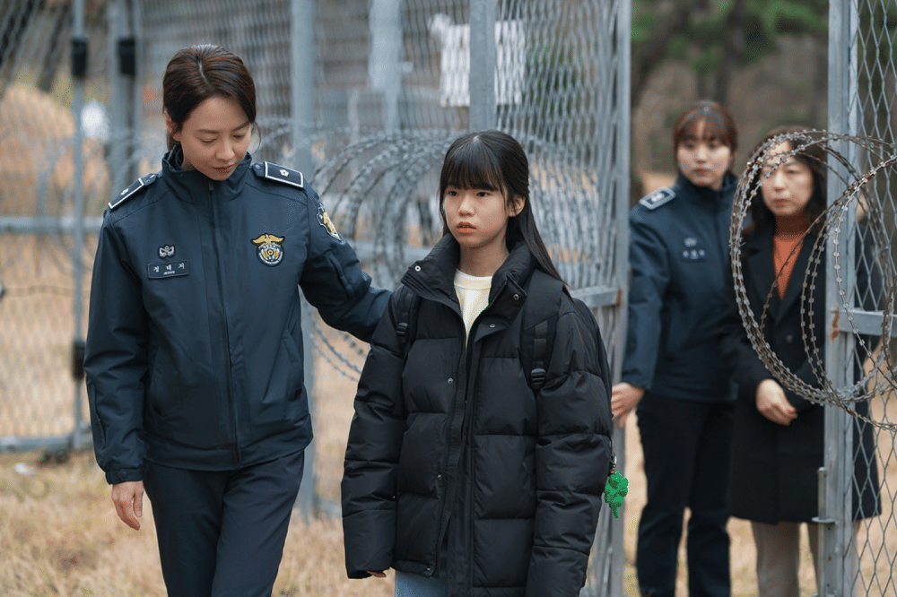 poster film Home Behind Bars (dok. Mano Entertainment/Home Behind Bars)