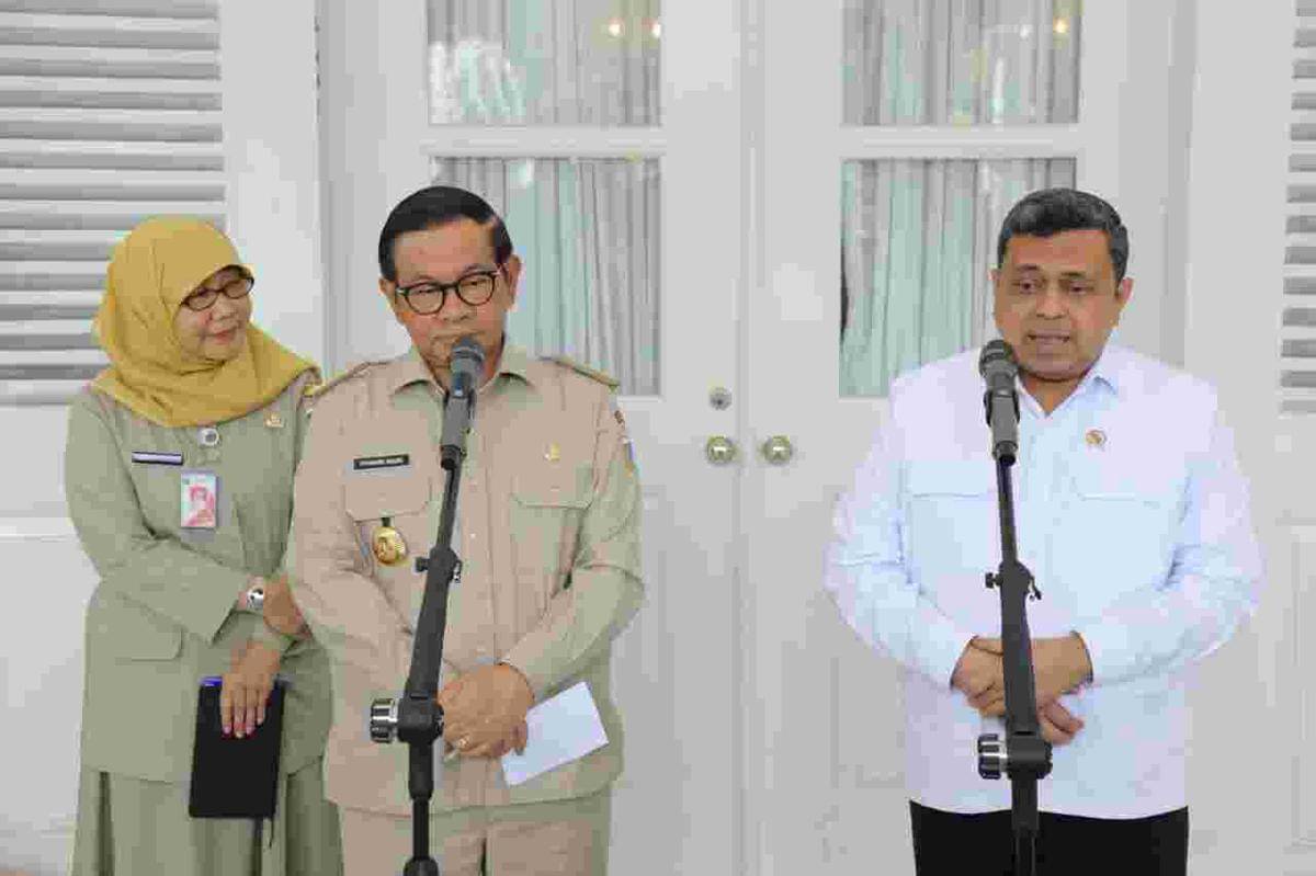 Gubernur DKI Jakarta Pramono Anung (tengah) dan Kepala Kepala BPJPH Ahmad Haikal Hasan (kanan) di Balai Kota Jakarta, pada Senin (13/10/2025).