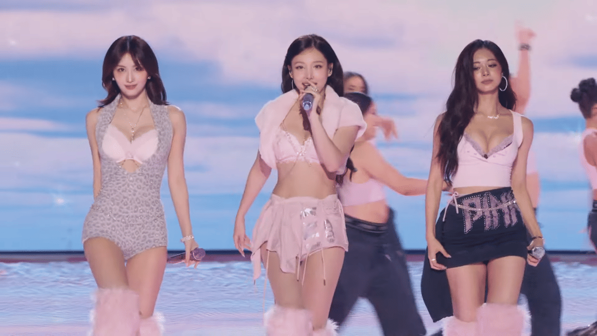 TWICE di Victoria's Secret Fashion Show 2025