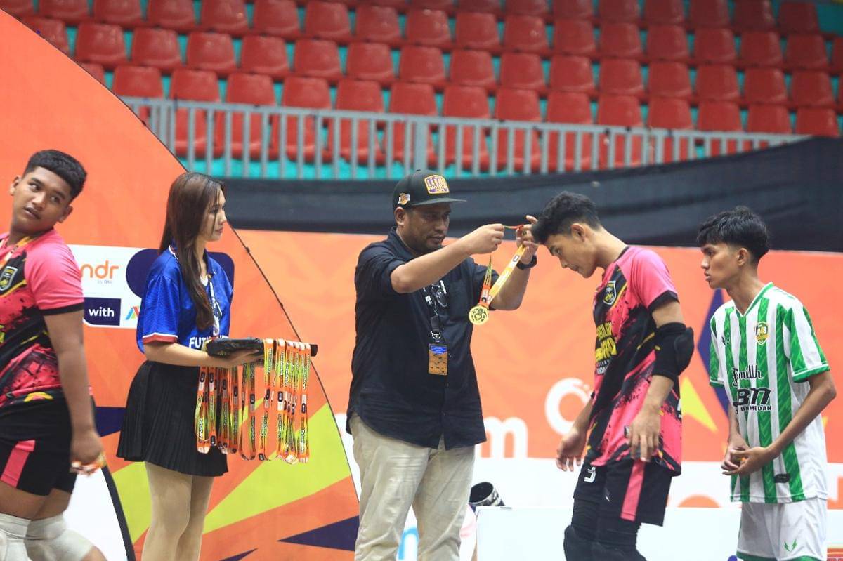 Perwakilan Corporate Secretary Inalum menyerahkan medali kepada juara Wondr Futsal Series (dok.istimewa)