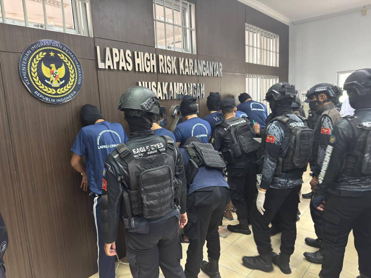 Dirjen Pemasyarakatan memindahkan Amar Zoni dan lima warga binaan high risk ke Lapas High Risk Karanganyar, Nusakambangan. (Dok. Kementerian Imigrasi dan Pemasyarakatan)