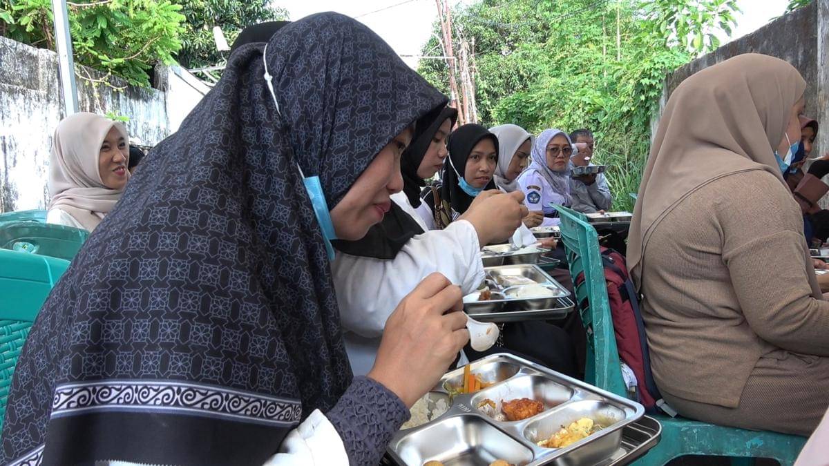 Salah satu SPPG di Makassar mengajak guru dan orang tua murid mencicipi menu program MBG. (DOK. Istimewa)