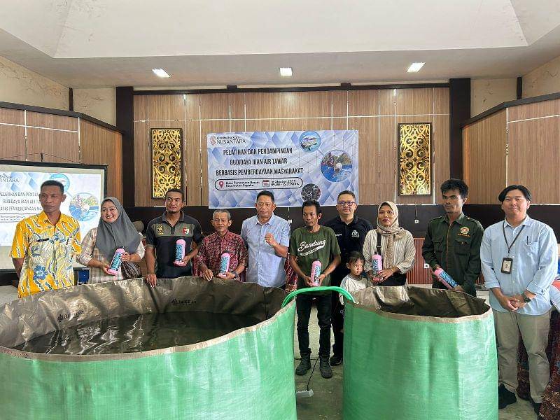 Deputi Otorita IKN Alimuddin bersama warga pra sejahtera penerima pelatihan budidaya air tawar