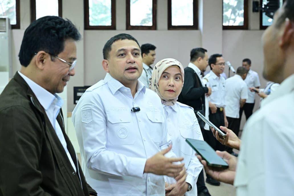 Wali Kota Makassar Munafri Arifuddin saat mendampingi Wakil Ketua KPK Yohanis Tanak. (Dok. Istimewa)