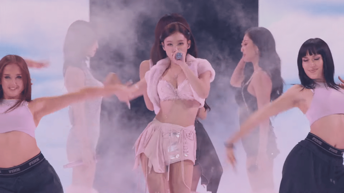 TWICE di Victoria's Secret Fashion Show 2025