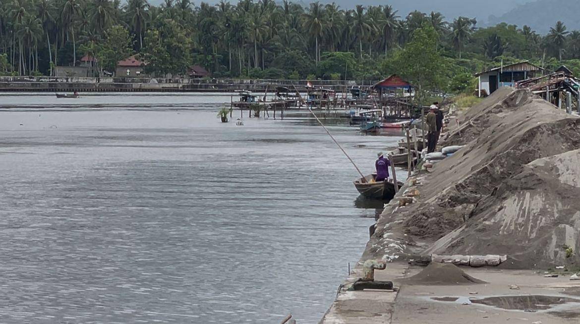 Nelayan memarkirkan kapal kecil di Muaro Anai (Foto: IDN Times/Halbert Caniago)
