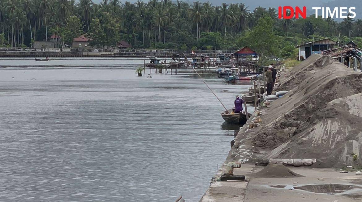 Nelayan memarkirkan kapal kecil di Muaro Anai (Foto: IDN Times/Halbert Caniago)