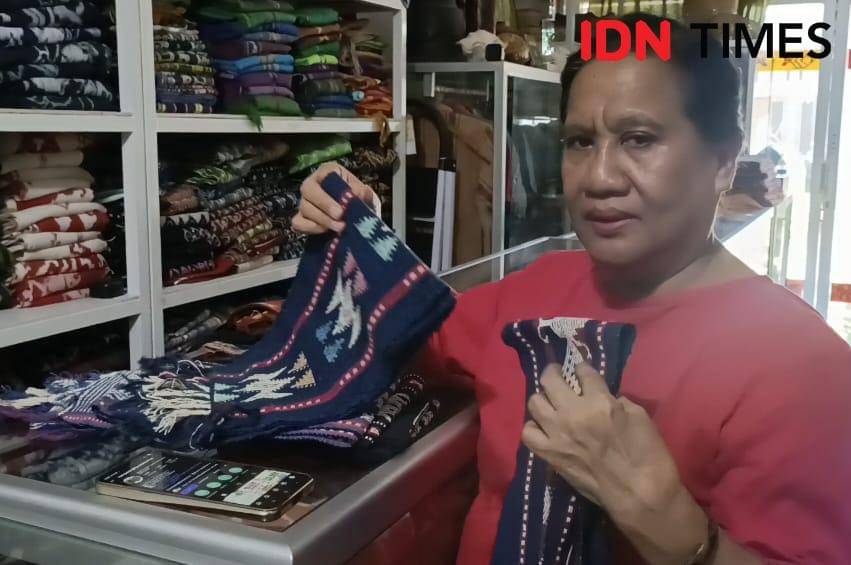 Penjual kain tenun NTT, Esther. (IDN Times/Putra F.D Bali Mula)