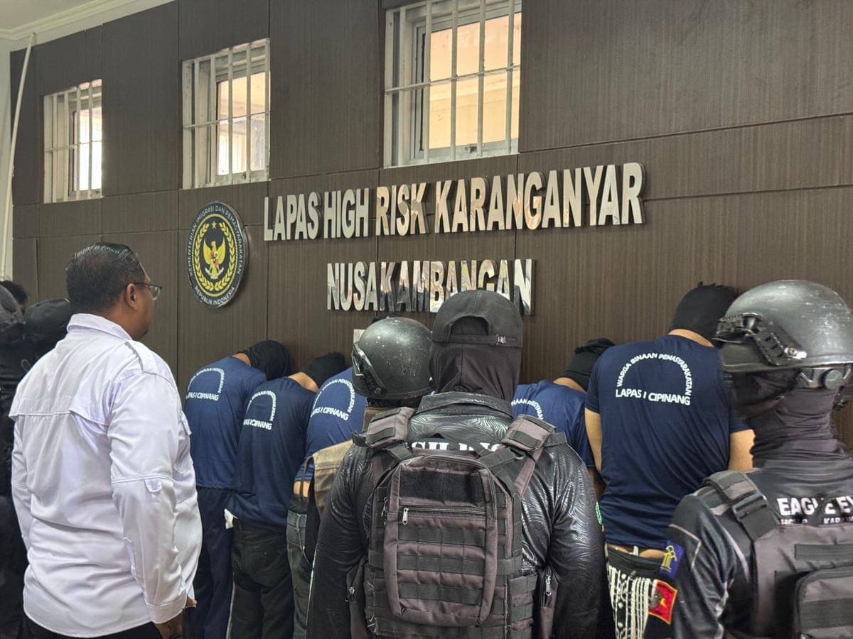Dirjen Pemasyarakatan memindahkan Amar Zoni dan lima warga binaan high risk ke Lapas High Risk Karanganyar, Nusakambangan. (Dok. Kementerian Imigrasi dan Pemasyarakatan)