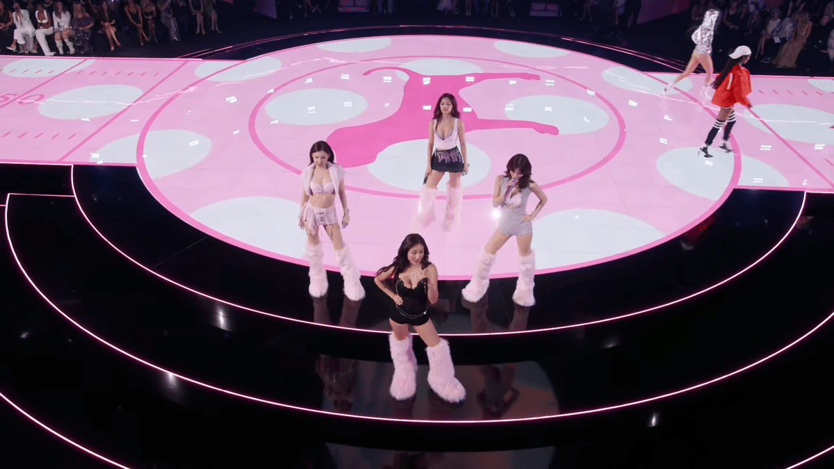 TWICE di Victoria's Secret Fashion Show 2025