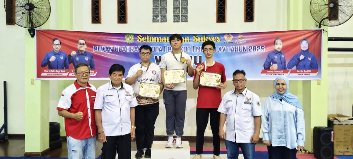 Para atlet wushu usai pengalungan medali Porkot Medan XV 2025 (dok.media porkot medan)