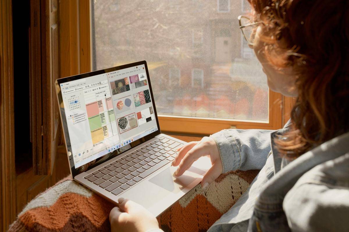 ilustrasi menggunakan laptop