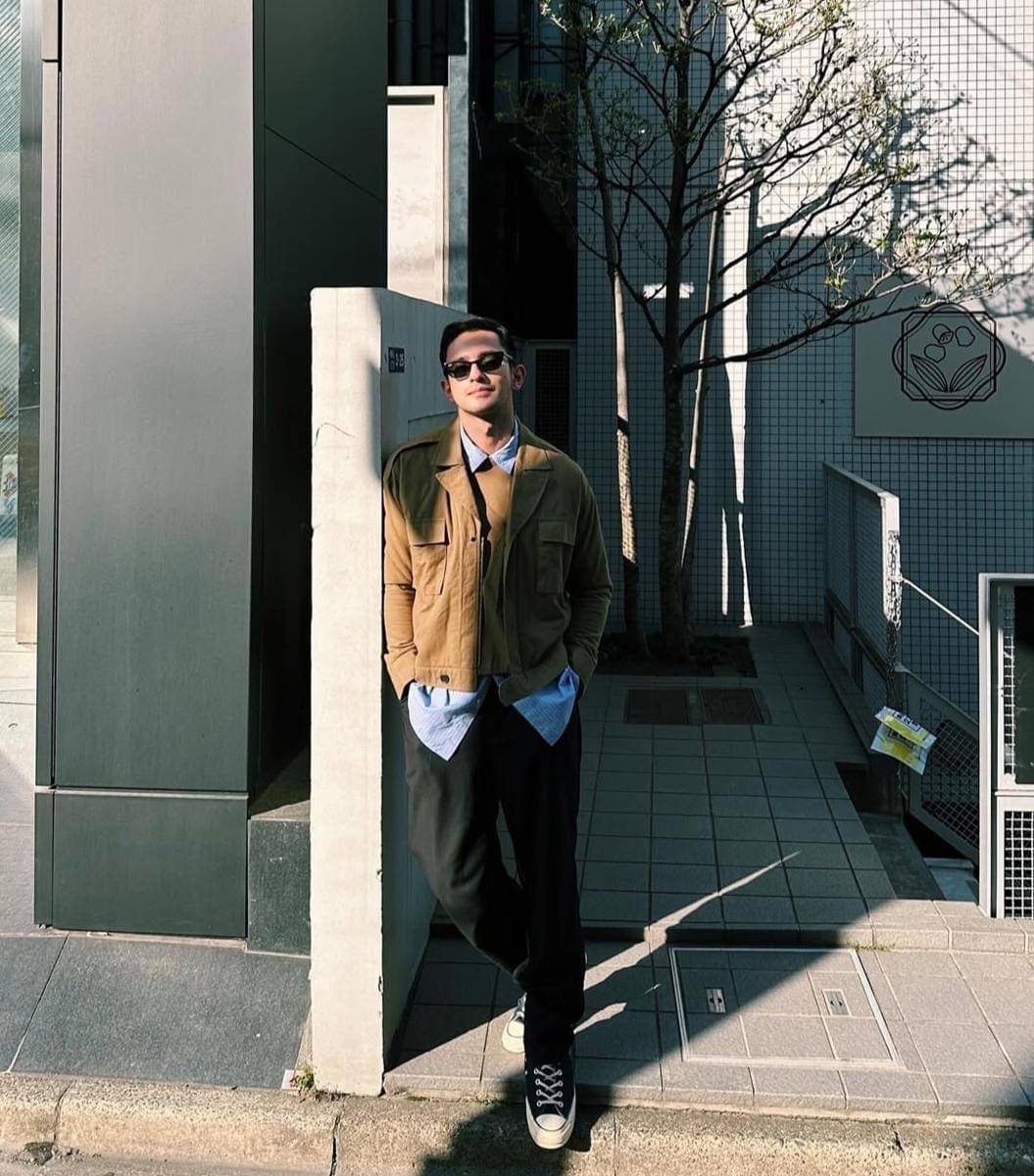 Gaya outfit traveling Omar Daniel