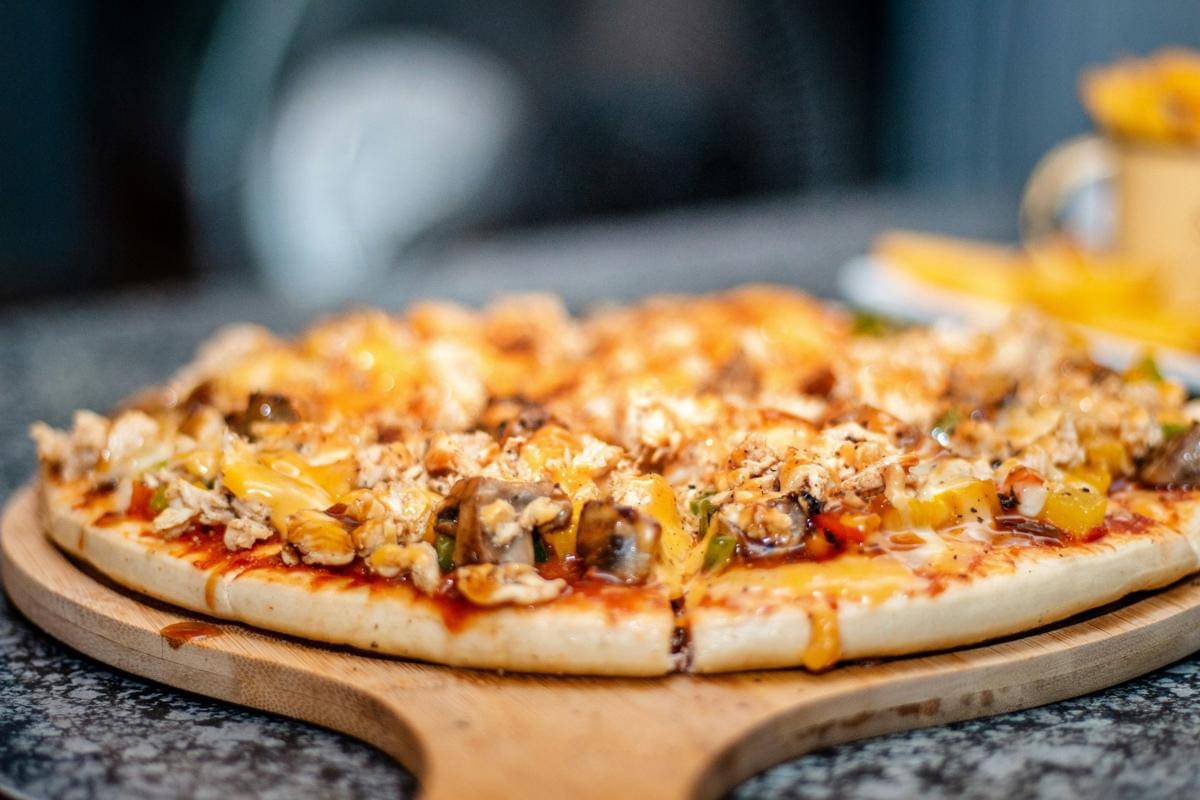 ilustrasi memanggang pizza