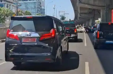 Viral! Mobil Patwal Sekprov Sulsel Bunyikan 'Tot Tot Wuk Wuk' di Jalan | IDN Times Sulsel