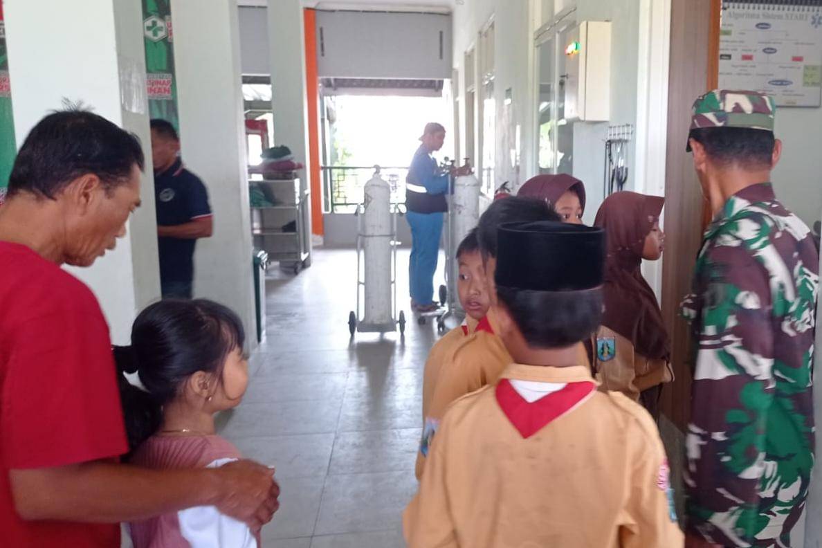 12 siswa di desa Kediren dilarikan ke Puskesmas Lembeyan usai satap menu MBG. IDN Times/Riyanto.