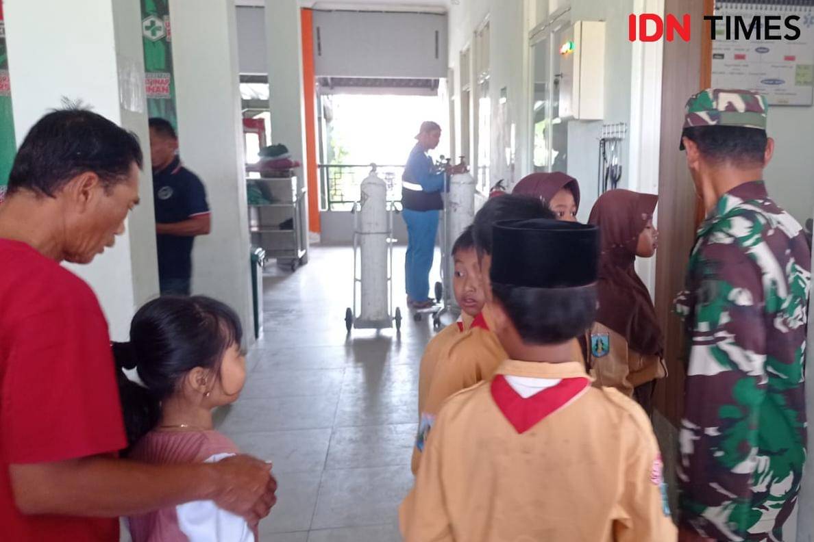 12 siswa di desa Kediren dilarikan ke Puskesmas Lembeyan usai satap menu MBG. IDN Times/Riyanto.